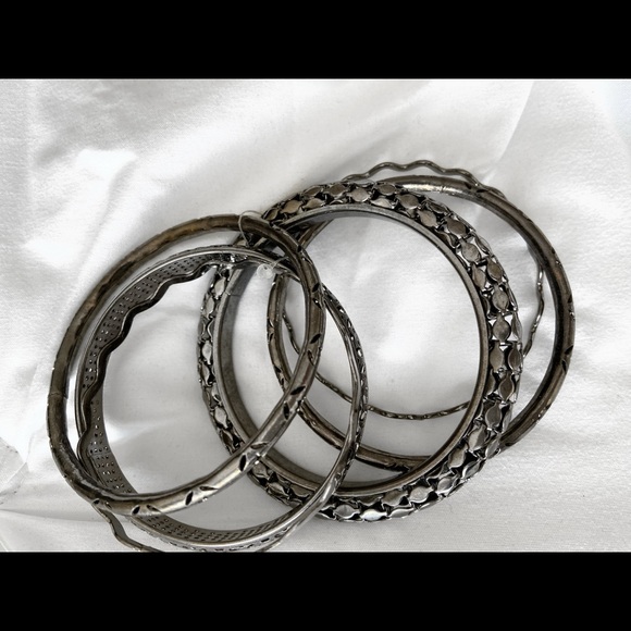 Metallic silver bangles - Picture 2 of 3